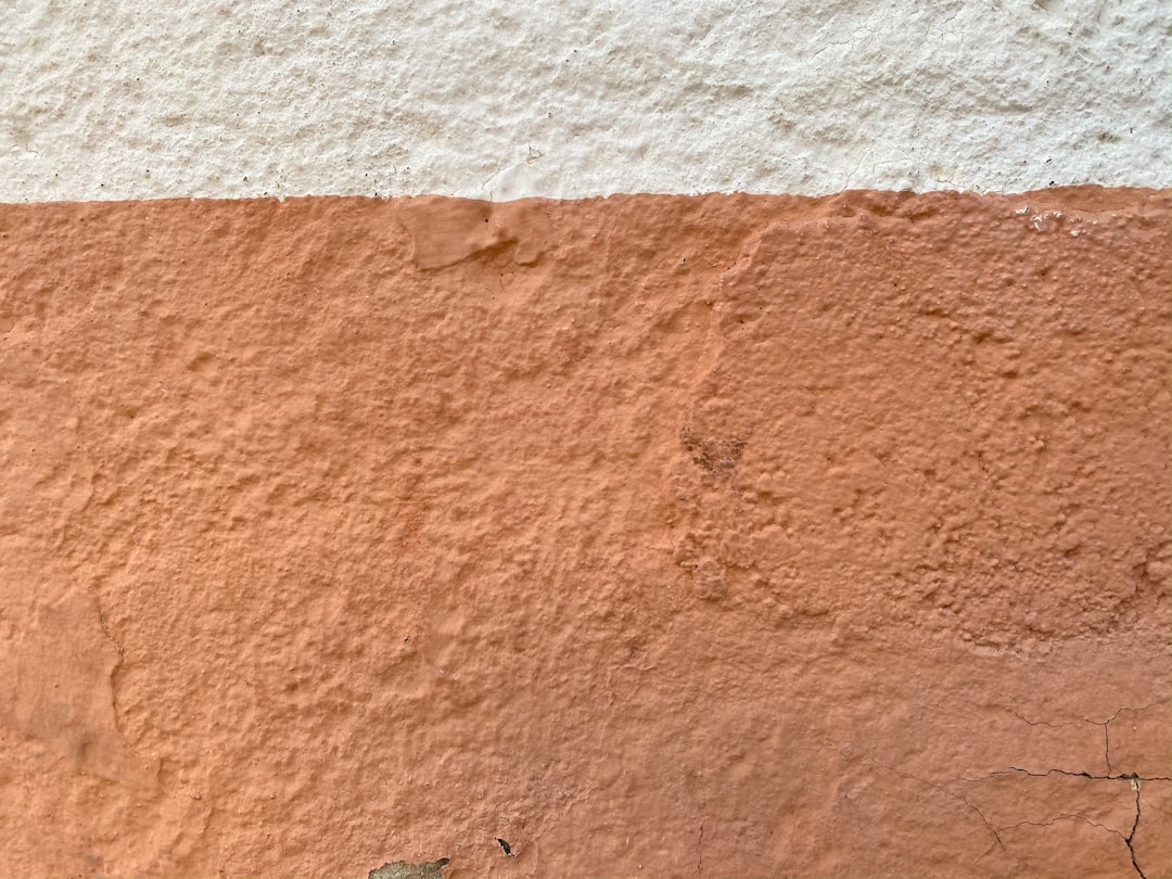 la peinture au plomb, un danger potentiel pour la santé, présente des risques particuliers, notamment pour les enfants. découvrez les impacts de l'exposition à cette substance toxique et les mesures de prévention essentielles.