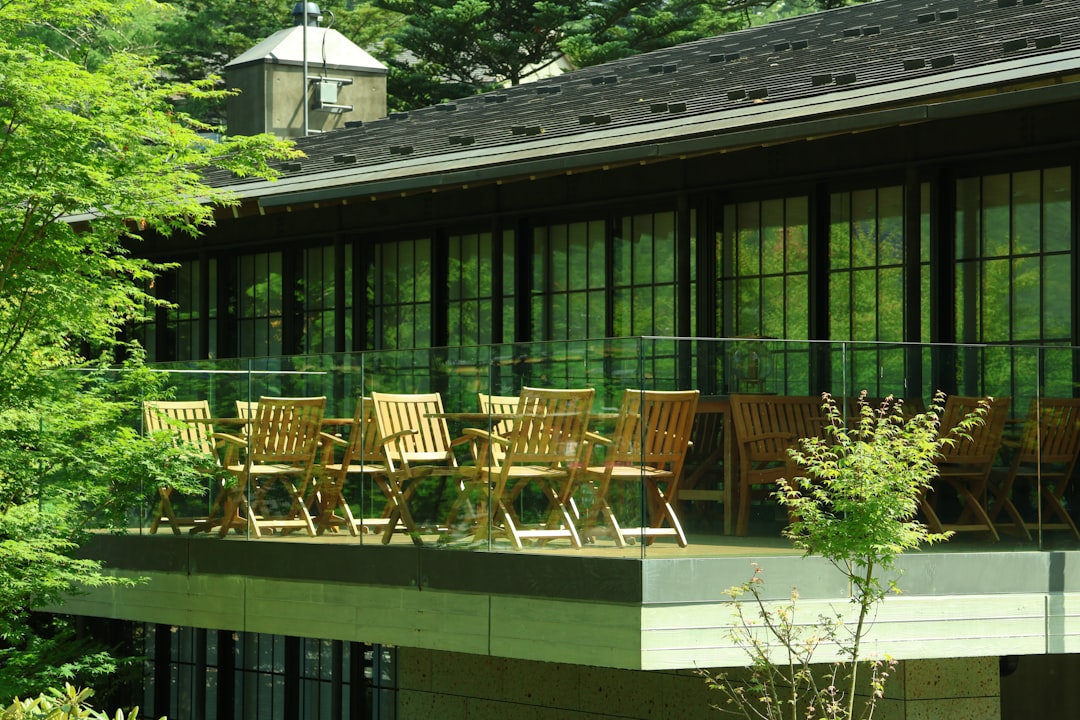 rénovez votre terrasse extérieure et transformez-la en un espace moderne et convivial grâce à nos conseils et inspirations design adaptés à tous les styles.