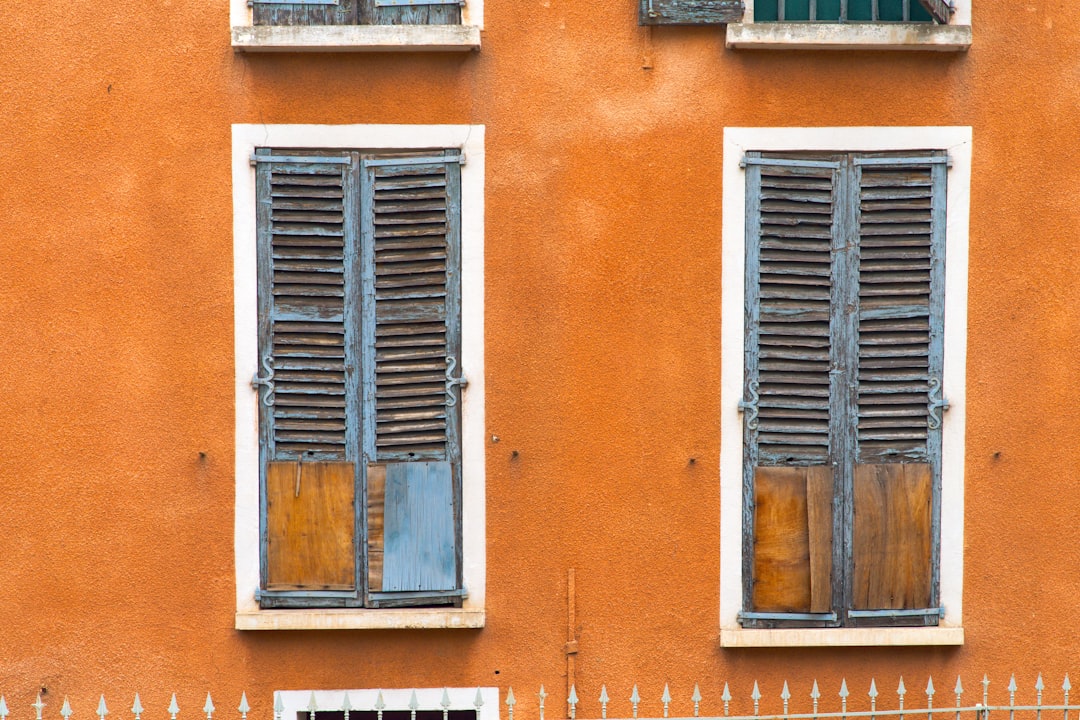 découvrez notre sélection de stores enrouleurs élégants et pratiques pour habiller vos fenêtres. faciles à installer, ils offrent confort, intimité et contrôle de la lumière dans toutes les pièces de votre maison.