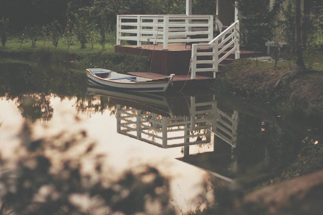 découvrez notre magnifique plateforme en bois pour piscine, alliant esthétisme et fonctionnalité. transformez votre espace extérieur en un lieu convivial et rafraîchissant, parfait pour profiter de l'été et des moments en famille ou entre amis.