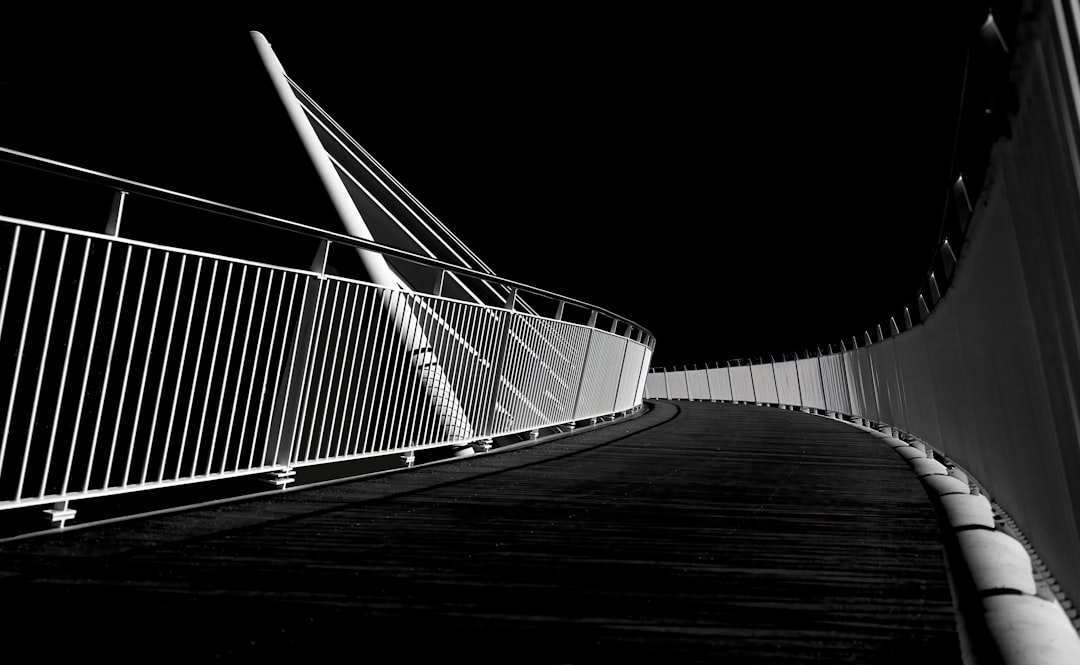 découvrez nos garde-corps en fer forgé alliant sécurité, robustesse et élégance. parfaits pour balcons, escaliers ou terrasses, ils apportent une touche d’authenticité et de raffinement à votre espace.