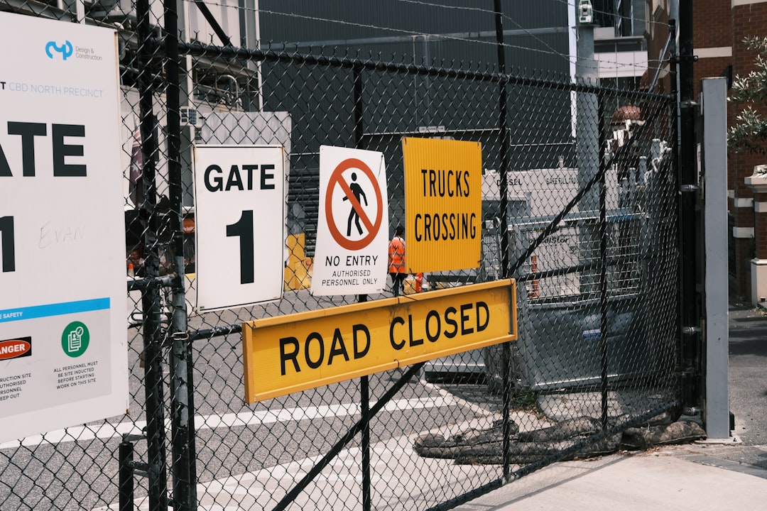 découvrez nos solutions de portails automatiques pour sécuriser et faciliter l'accès à votre propriété. installation rapide, systèmes fiables et designs modernes adaptés à tous les besoins.