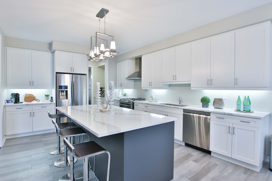 découvrez comment choisir et aménager un îlot de cuisine pour optimiser l’espace, ajouter du rangement et moderniser votre intérieur. conseils pratiques et inspirations pour tous les styles de cuisines.