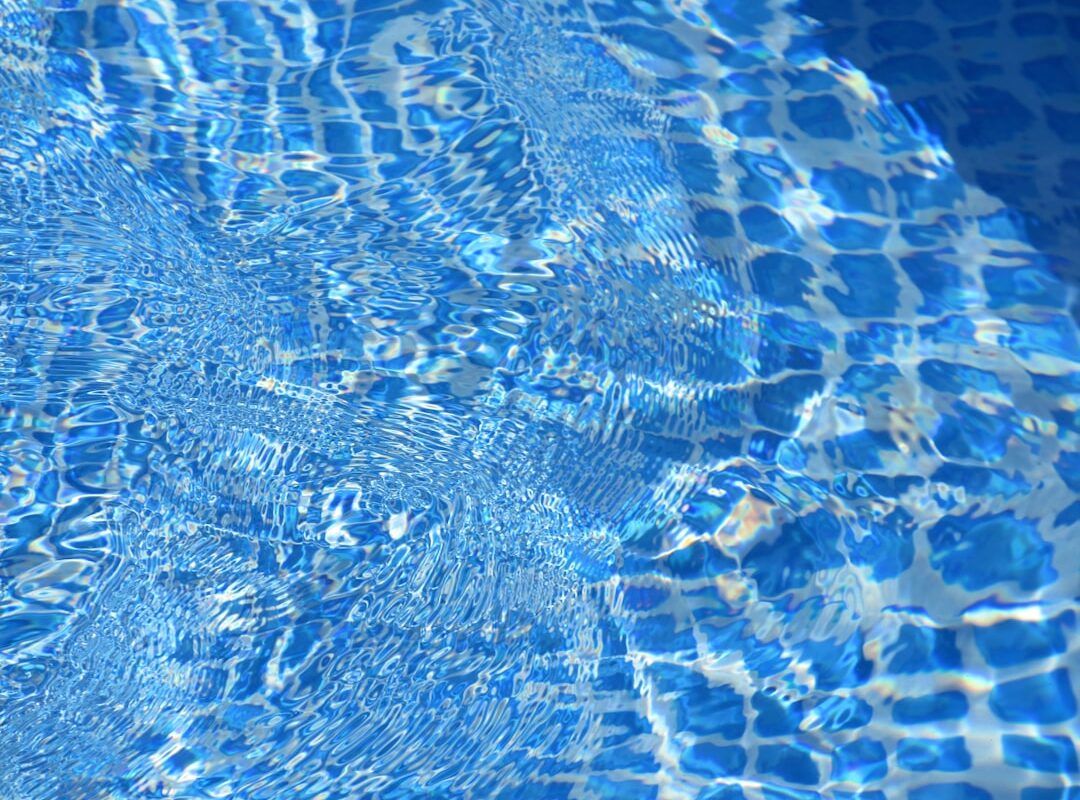 découvrez les réglementations en vigueur concernant le traitement et le rejet des eaux usées de piscine en france. informez-vous sur les bonnes pratiques pour respecter l'environnement et la législation.