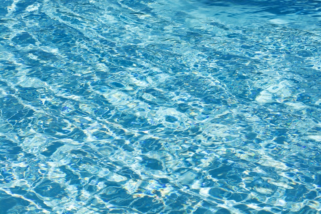 découvrez tout ce qu'il faut savoir sur la réglementation des eaux usées de piscine : normes, obligations légales et bonnes pratiques pour un traitement écologique et conforme à la législation en vigueur.