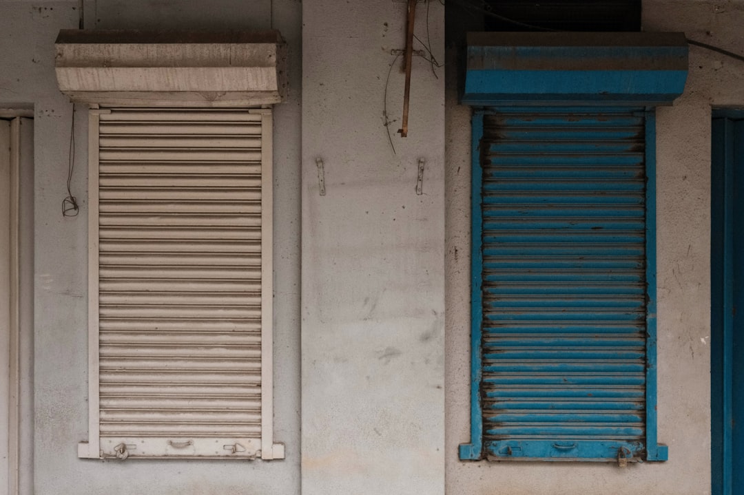 découvrez tout ce qu'il faut savoir sur les volets roulants : avantages, installation, sécurité et conseils pour choisir le modèle adapté à votre maison.