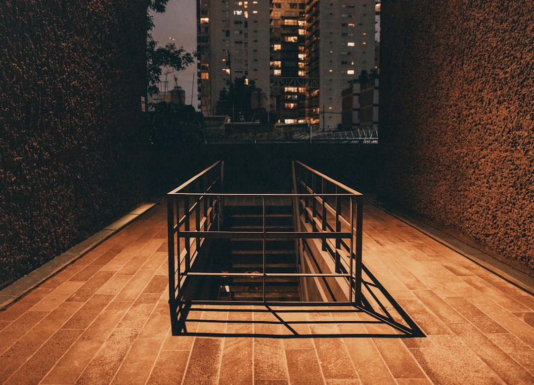 découvrez nos idées et conseils pour choisir le meilleur revêtement de sol de balcon : solutions esthétiques et durables pour transformer votre balcon en espace agréable.