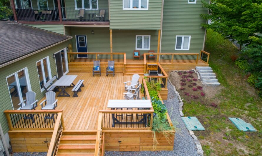 Plage en bois autour de la piscine : un havre de paix pour 2025