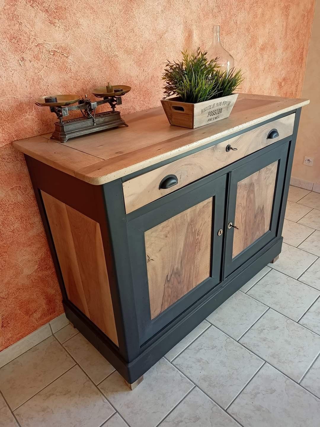 découvrez nos conseils et astuces pour relooker un meuble noir en bois, lui donner une seconde vie et transformer votre intérieur avec style. inspirations, tutos et idées de rénovation faciles à réaliser chez vous.