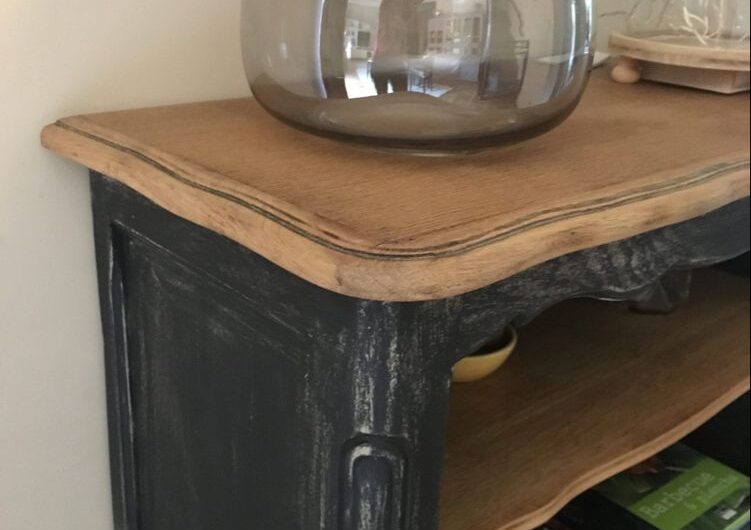 Relooker un meuble en noir et bois : astuces et inspirations tendance