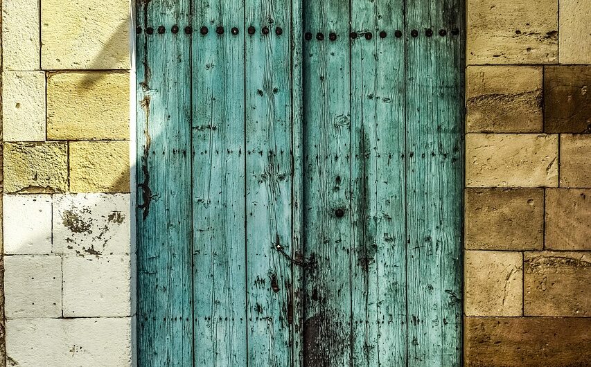 Comment donner un effet vieilli à une porte : techniques et idées tendance en 2025