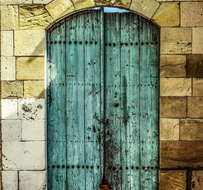 découvrez comment créer un effet vieilli moderne sur vos portes en 2025, avec des techniques innovantes pour un style vintage et élégant.