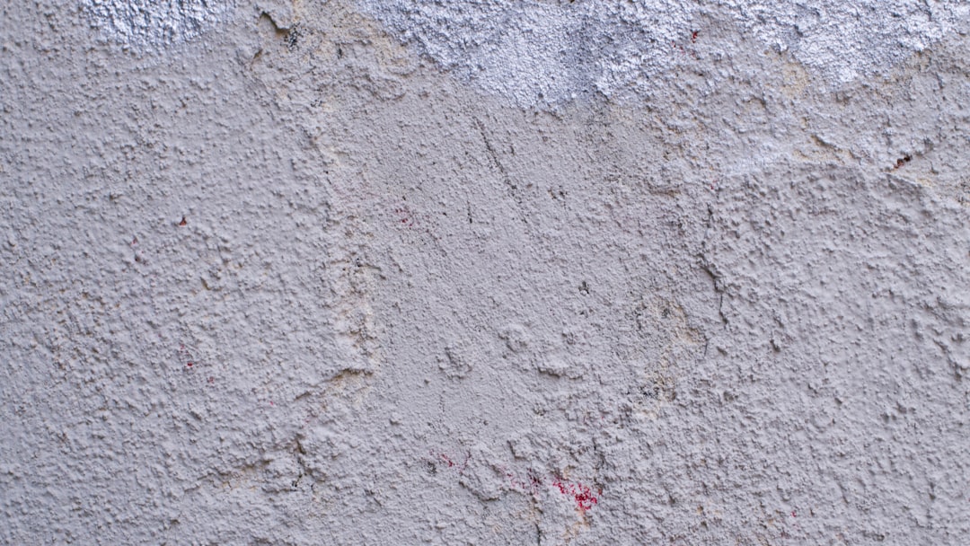 découvrez les dangers de la peinture au plomb, ses effets sur la santé et comment s'en protéger efficacement.