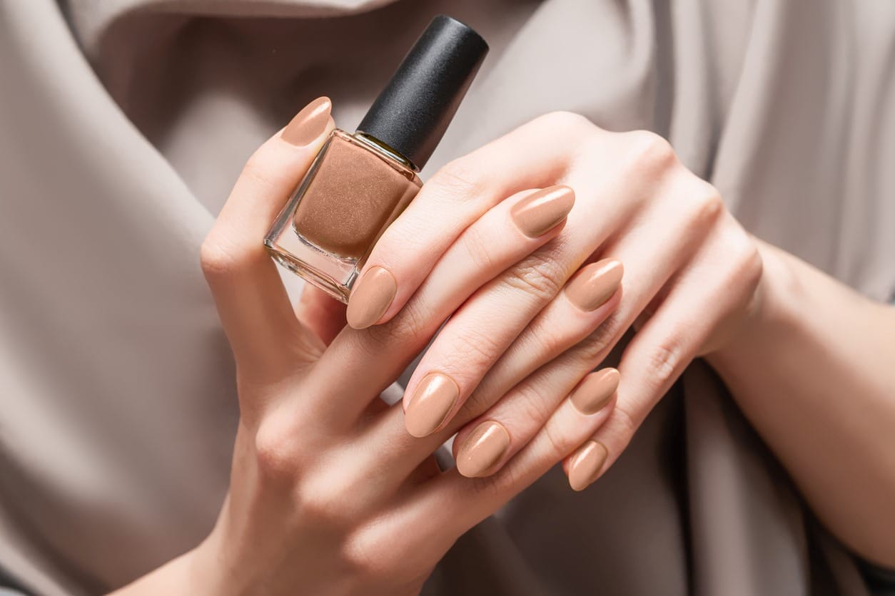 découvrez le vernis effet sable 2025 : une finition texturée et tendance pour des ongles uniques et stylés. adoptez la nouvelle mode du sable avec élégance et modernité.