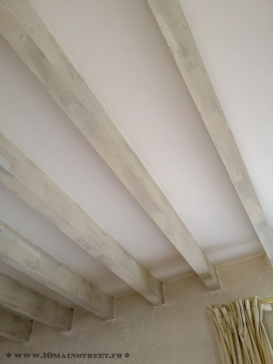 découvrez comment peindre des poutres en blanc cérusé pour apporter élégance et luminosité à votre intérieur grâce à nos conseils simples et efficaces.