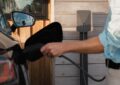Borne de recharge au garage : prise renforcée ou wallbox, comment choisir ?