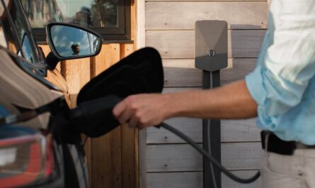 Borne de recharge au garage : prise renforcée ou wallbox, comment choisir ?